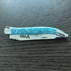 Closed knife seen from the blade side with the engraved logo