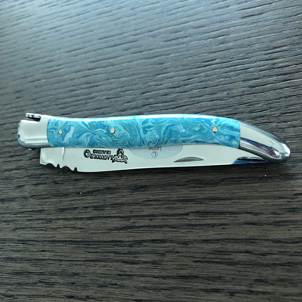 Closed knife seen from the blade side with the engraved logo