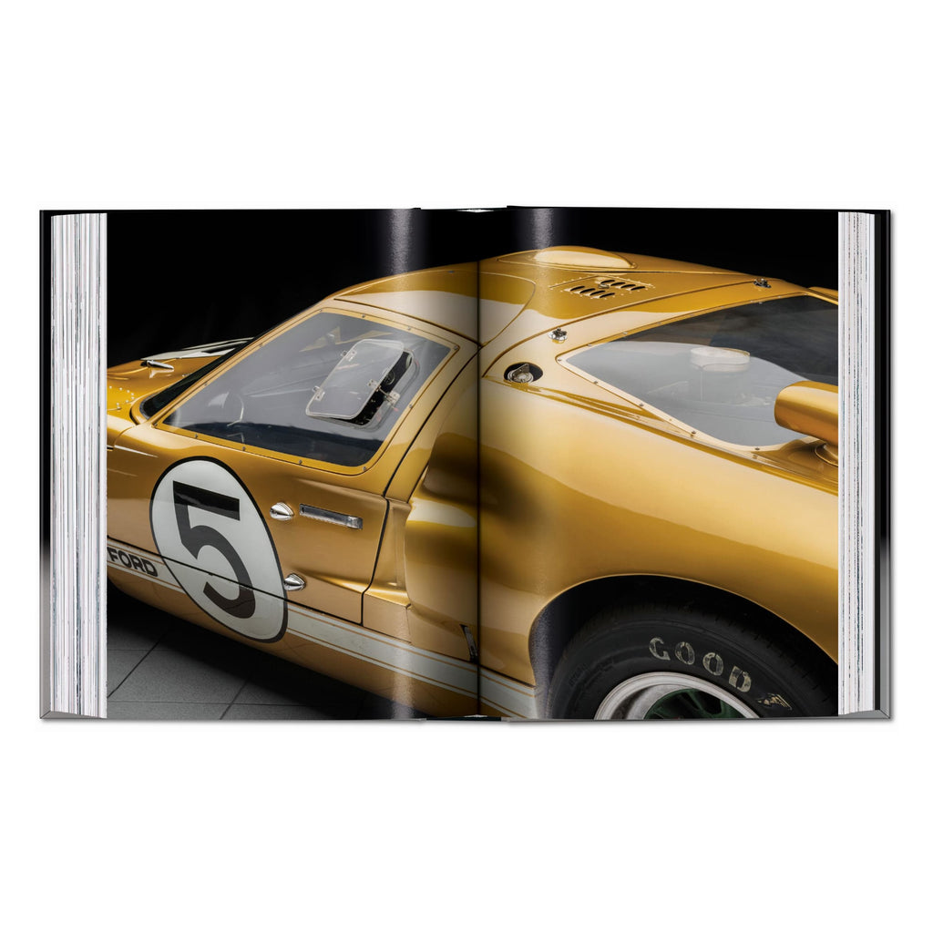 Sports Cars. 45th Ed. (English)
