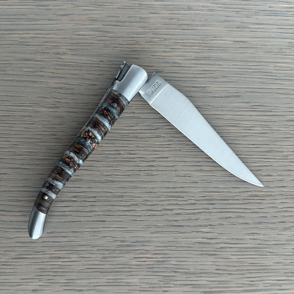 Knife half open with the blade to the right