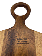 Close view of the ring handle with the engraved Laguiole en Aubrac logo