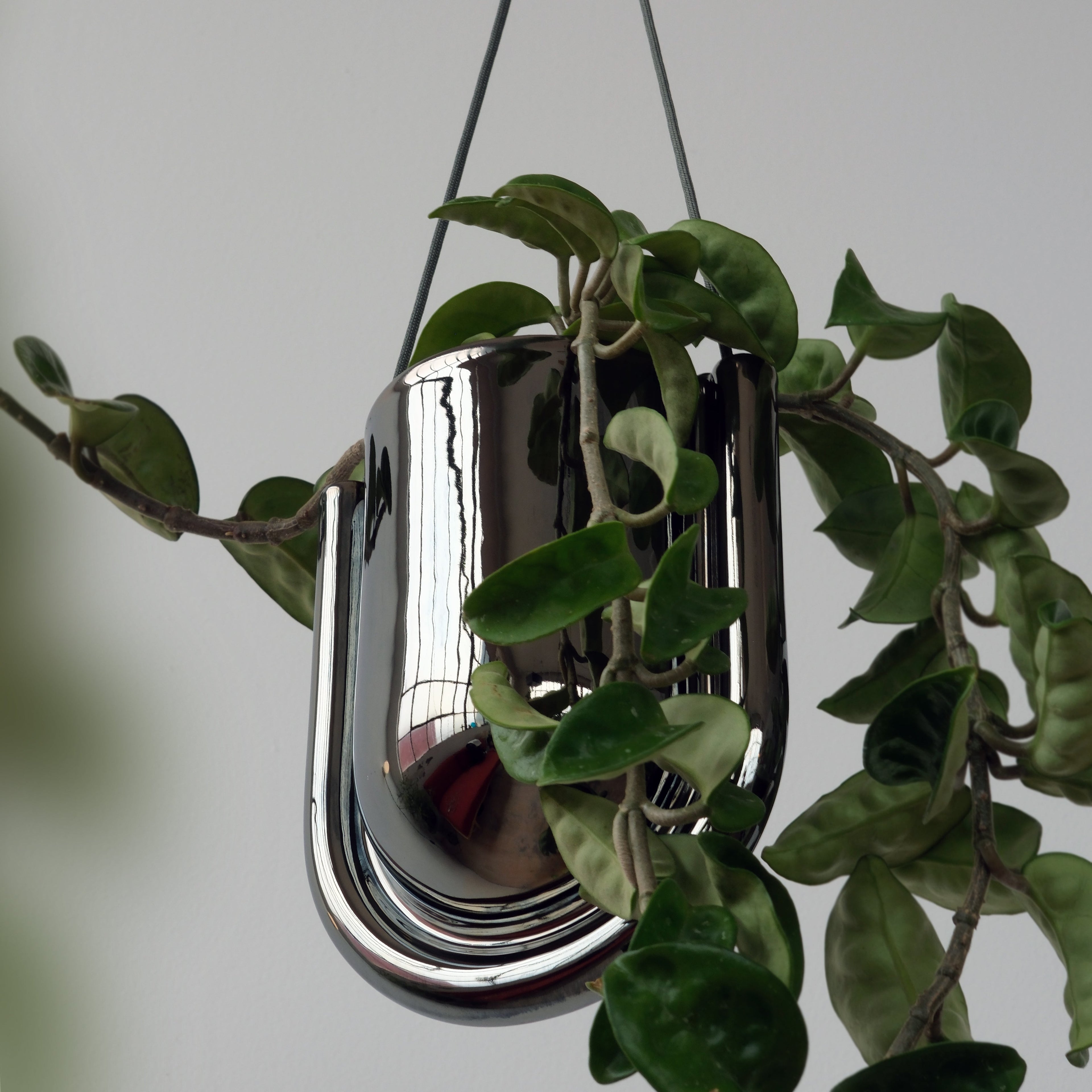 Portico planter in black glaze
