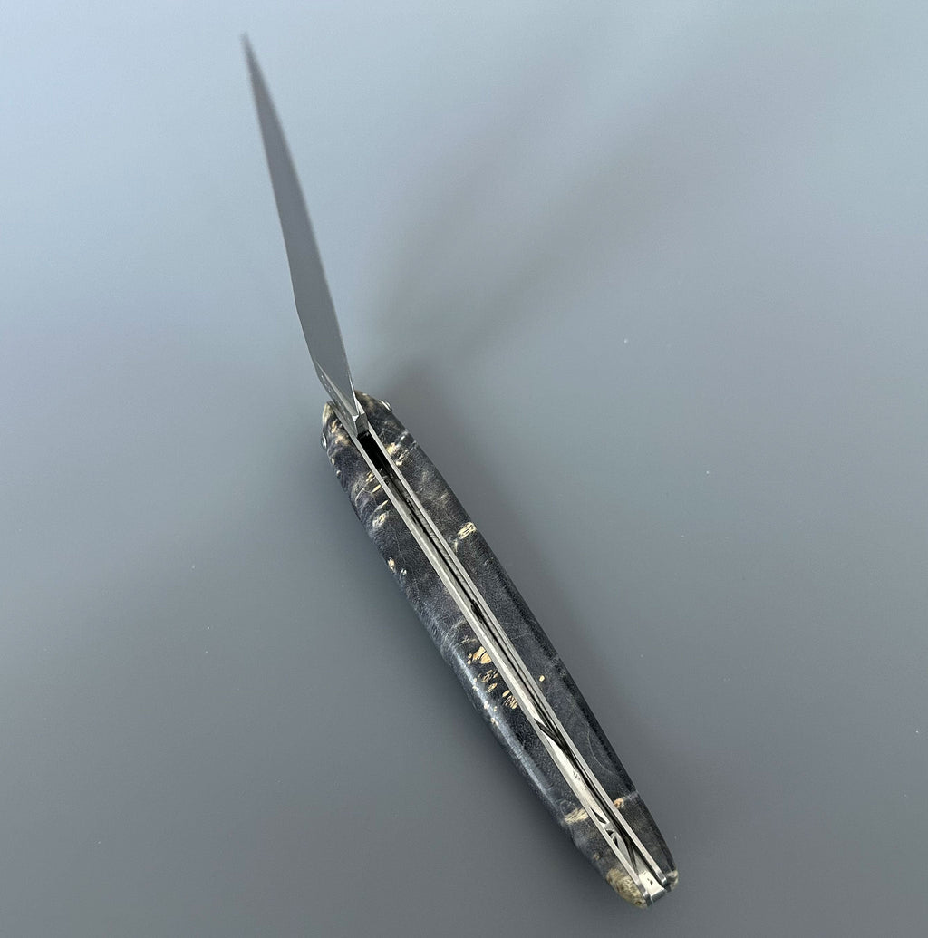 Open knife standing upright with the back facing out