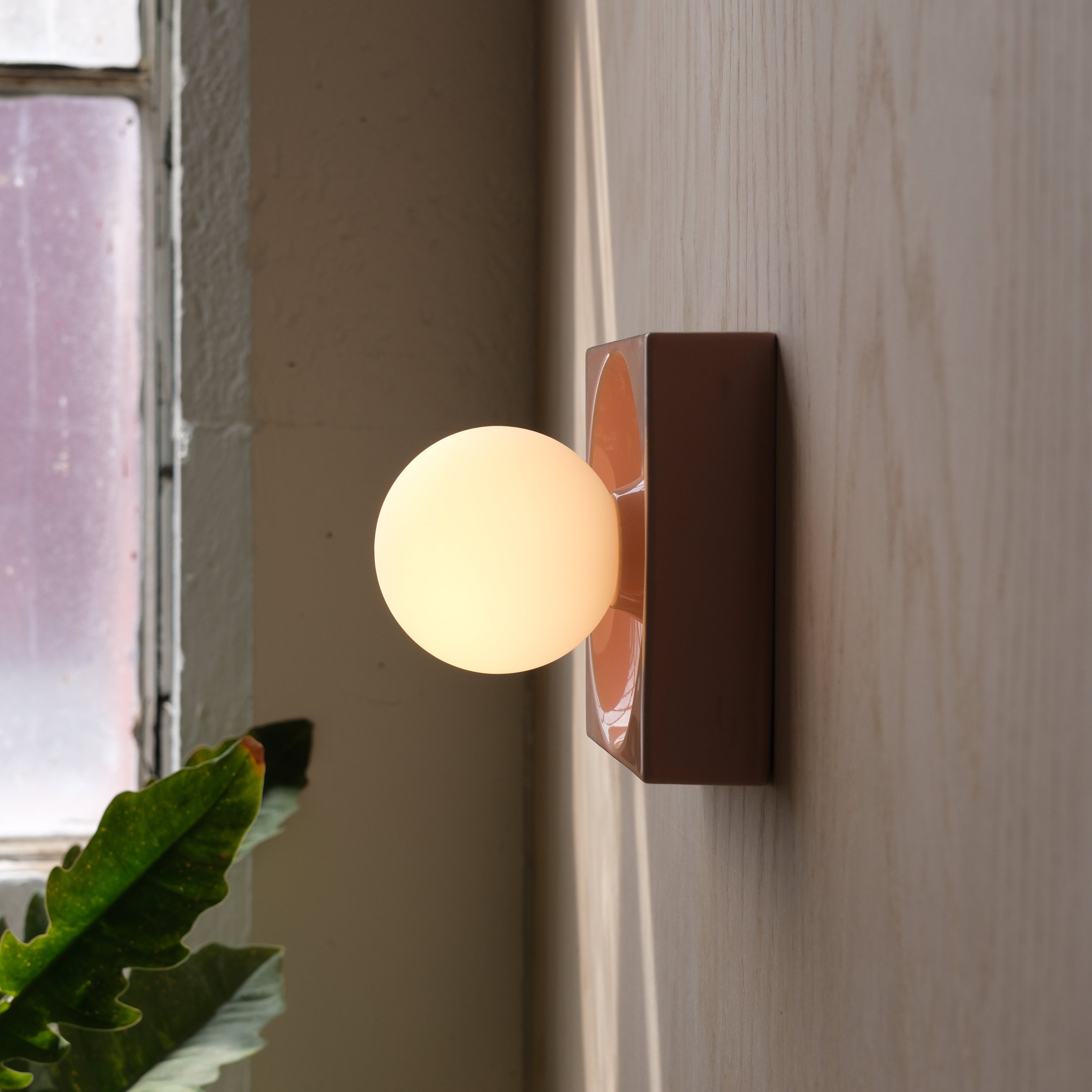 Cubic Sconce in White Glossy with hand-blown globe