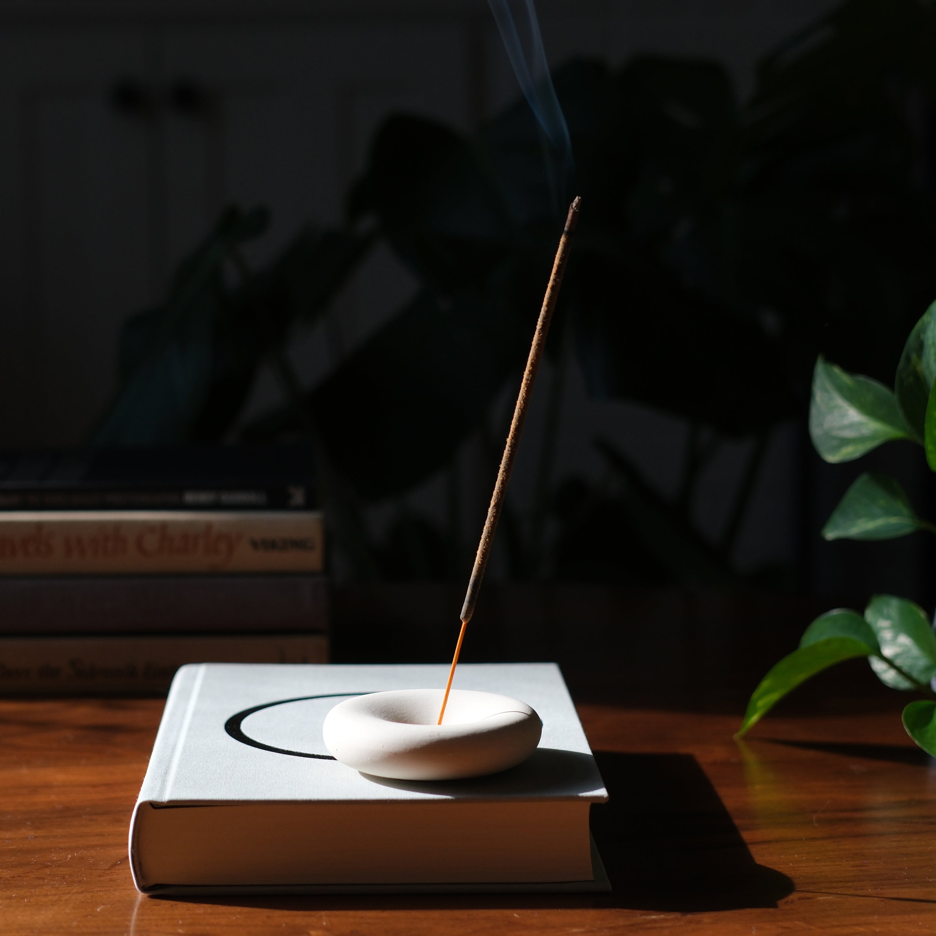 Eve incense holder in bone finish