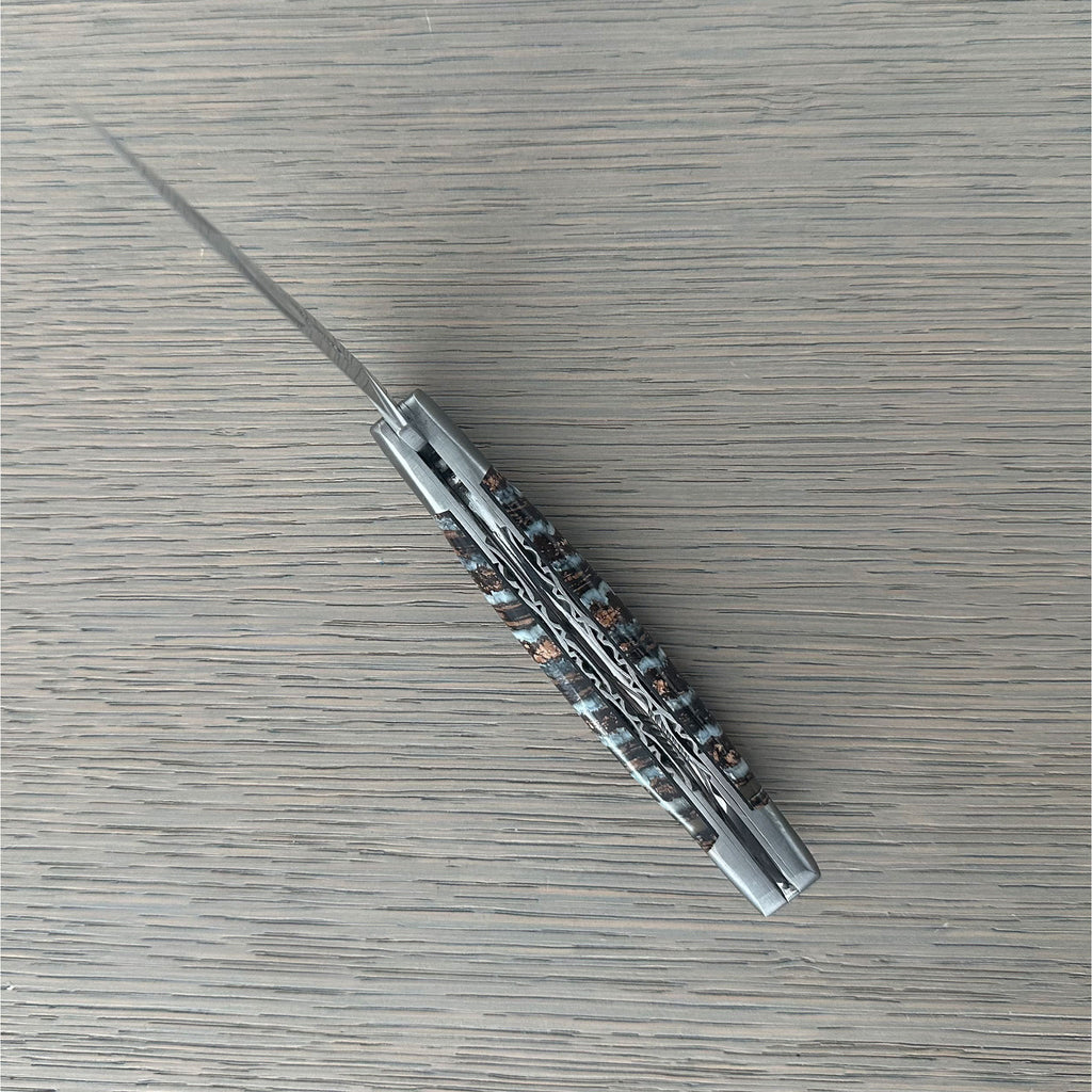 Open knife from the back, showing the double plates