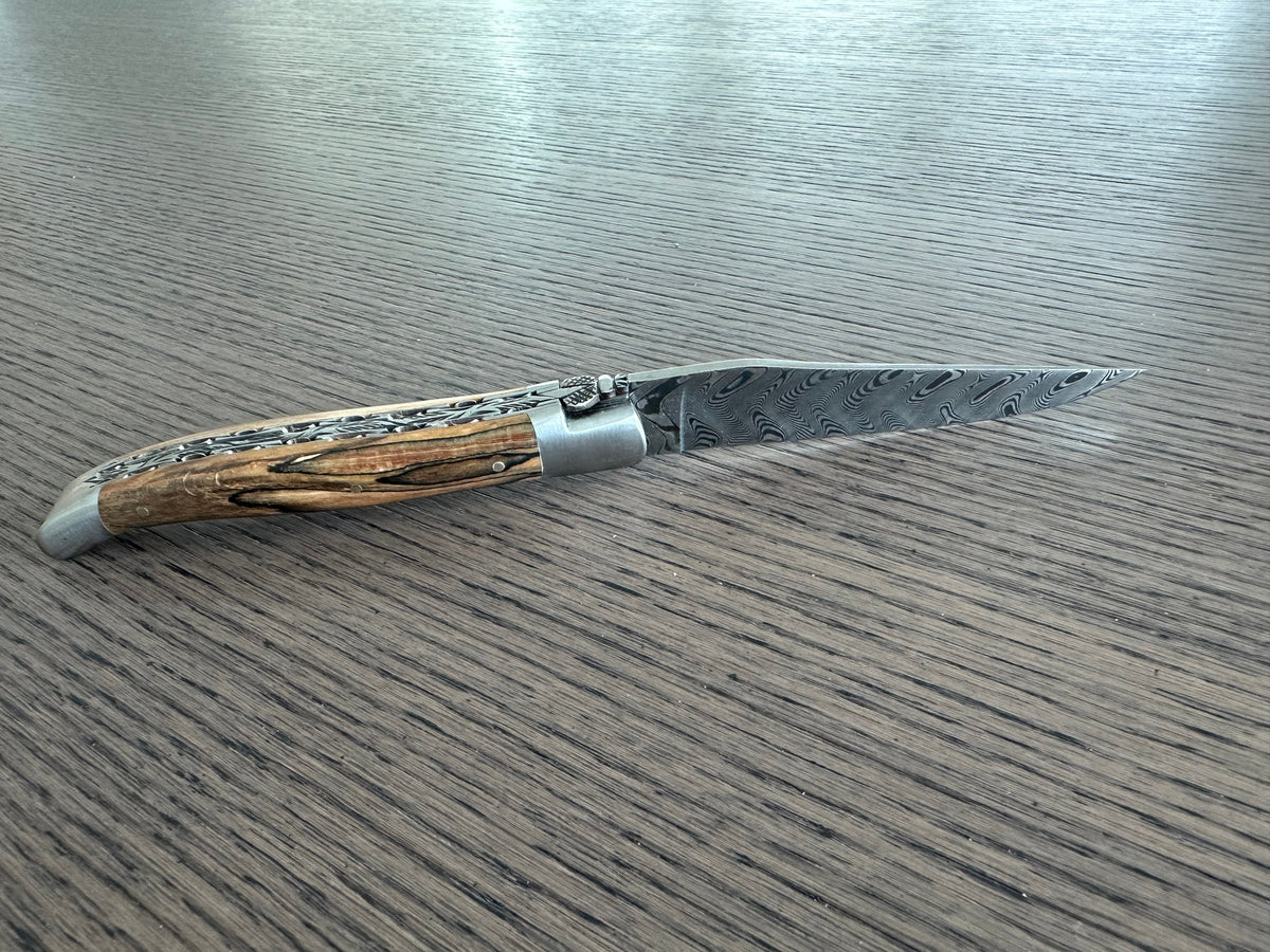 Close view of the Damascus blade and Aubrac wood handle