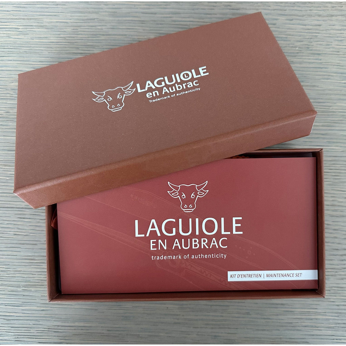 Branded gift box with the red Laguiole en Aubrac sleeve