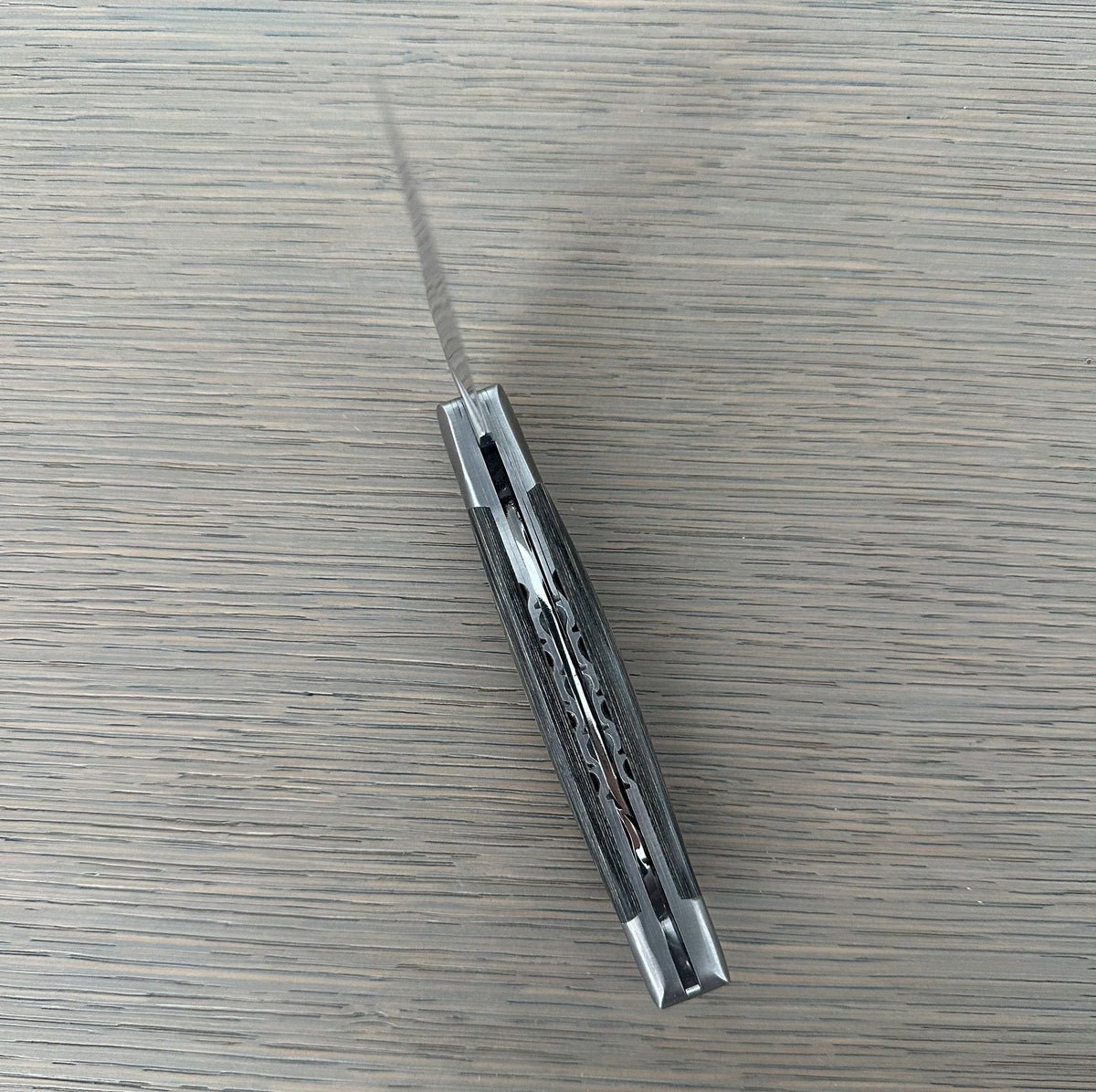 Open knife standing vertically with the plates facing up
