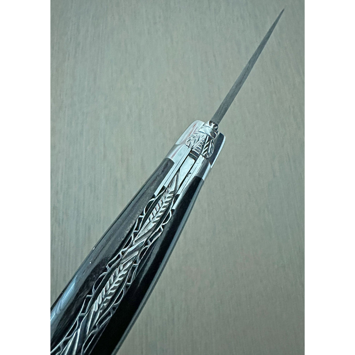 Close view of the Damascus pattern and filed back