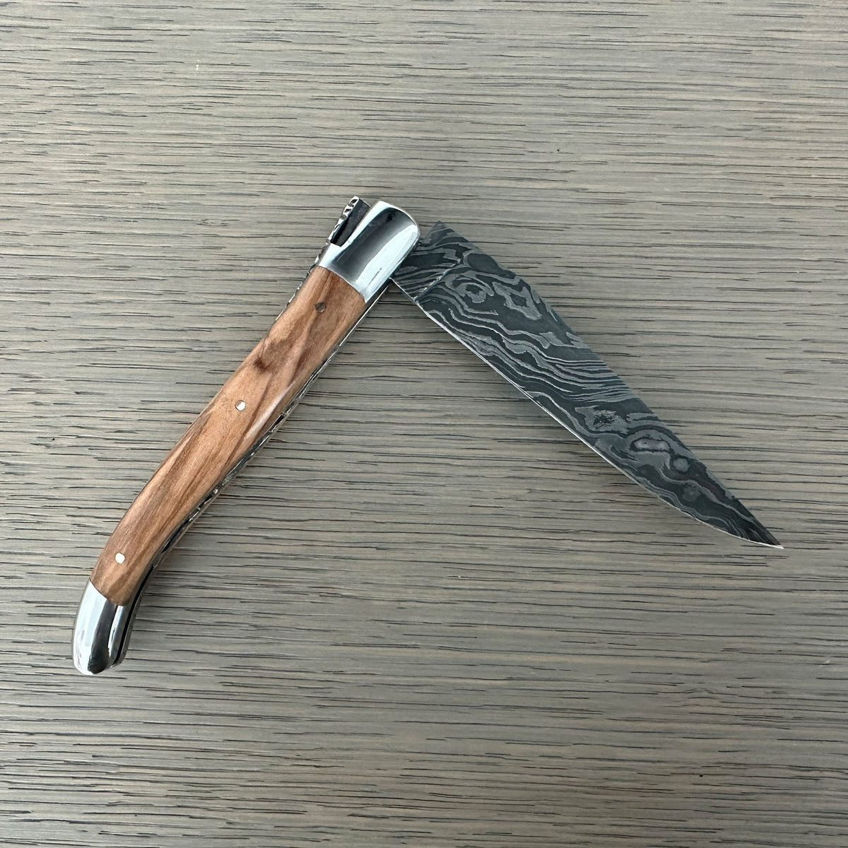 Half open knife from the other side with the blade pointing right