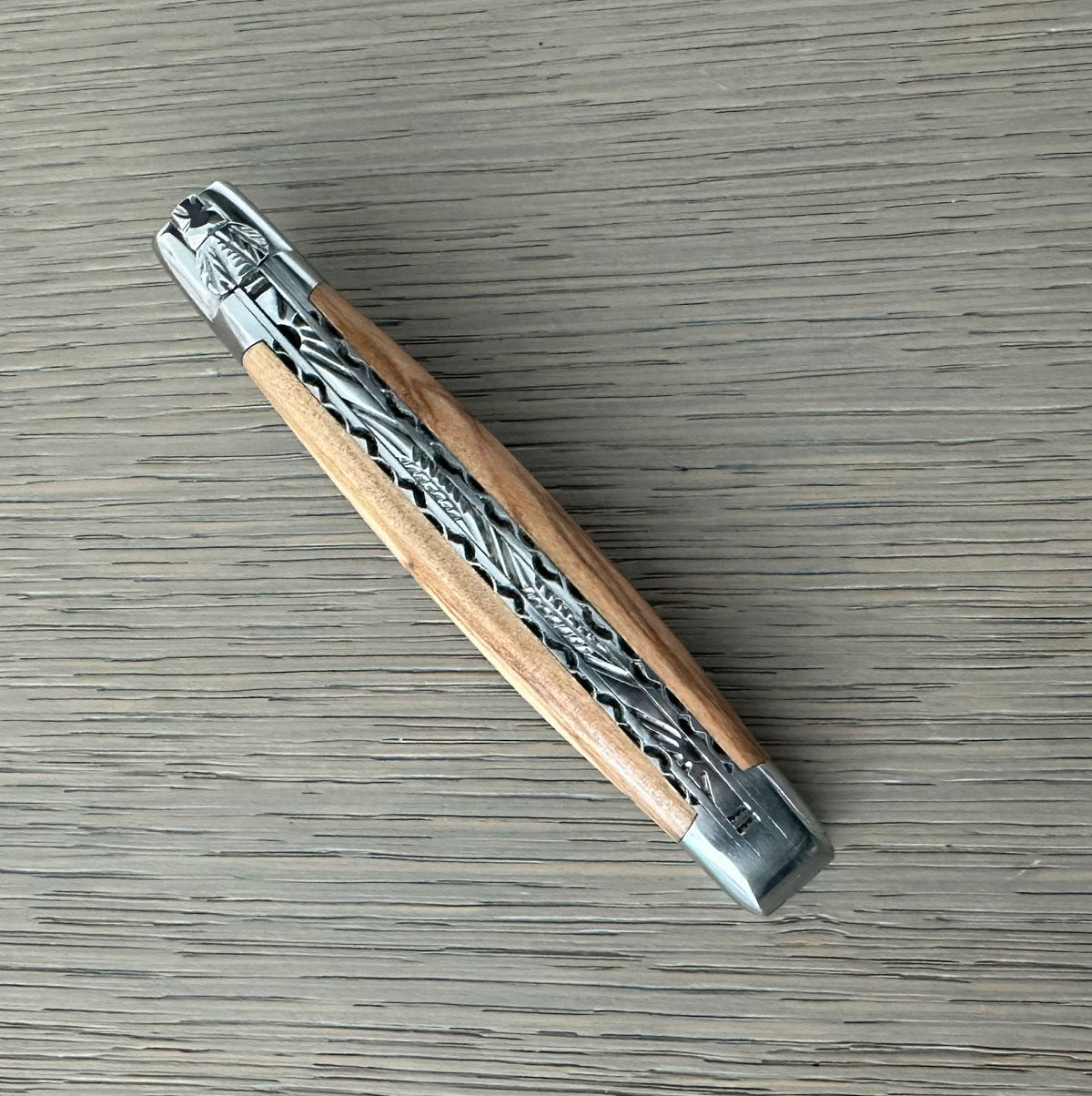Closed knife showing the hand-filed double plates