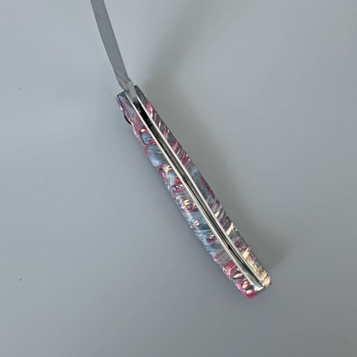 Open knife from the back with the spring facing up