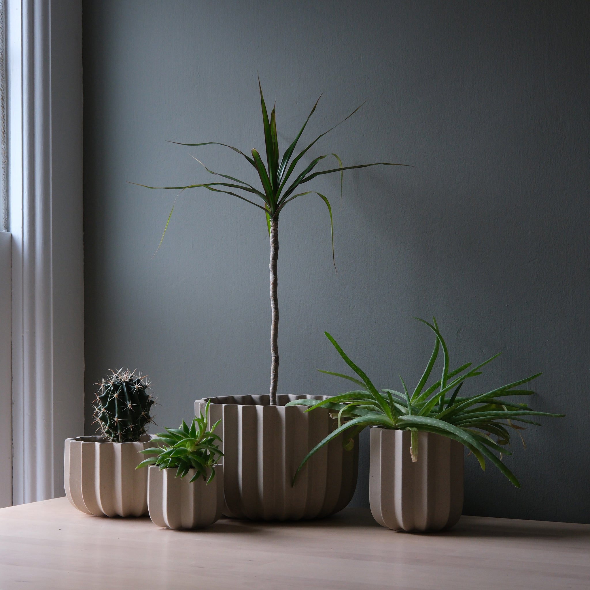 Wrap planter vertical ridge detail