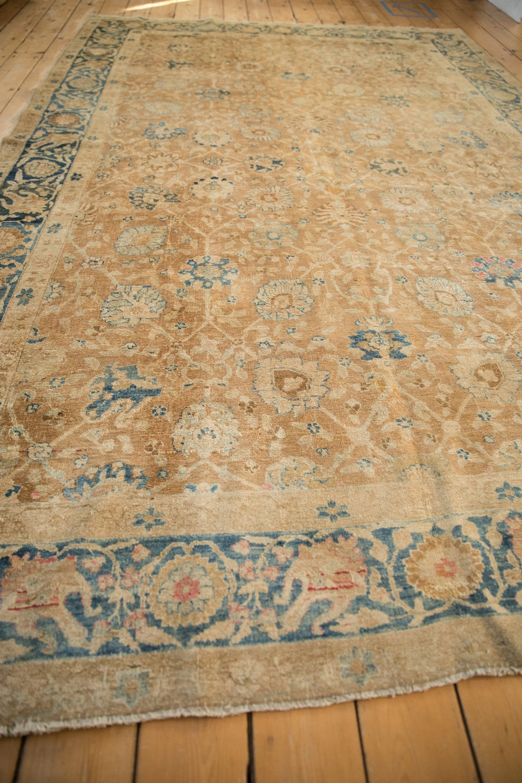 Edge and natural wear detail