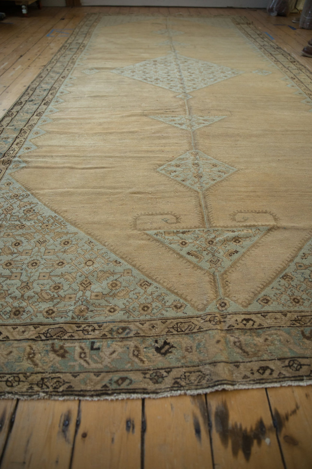 Edge and natural wear detail