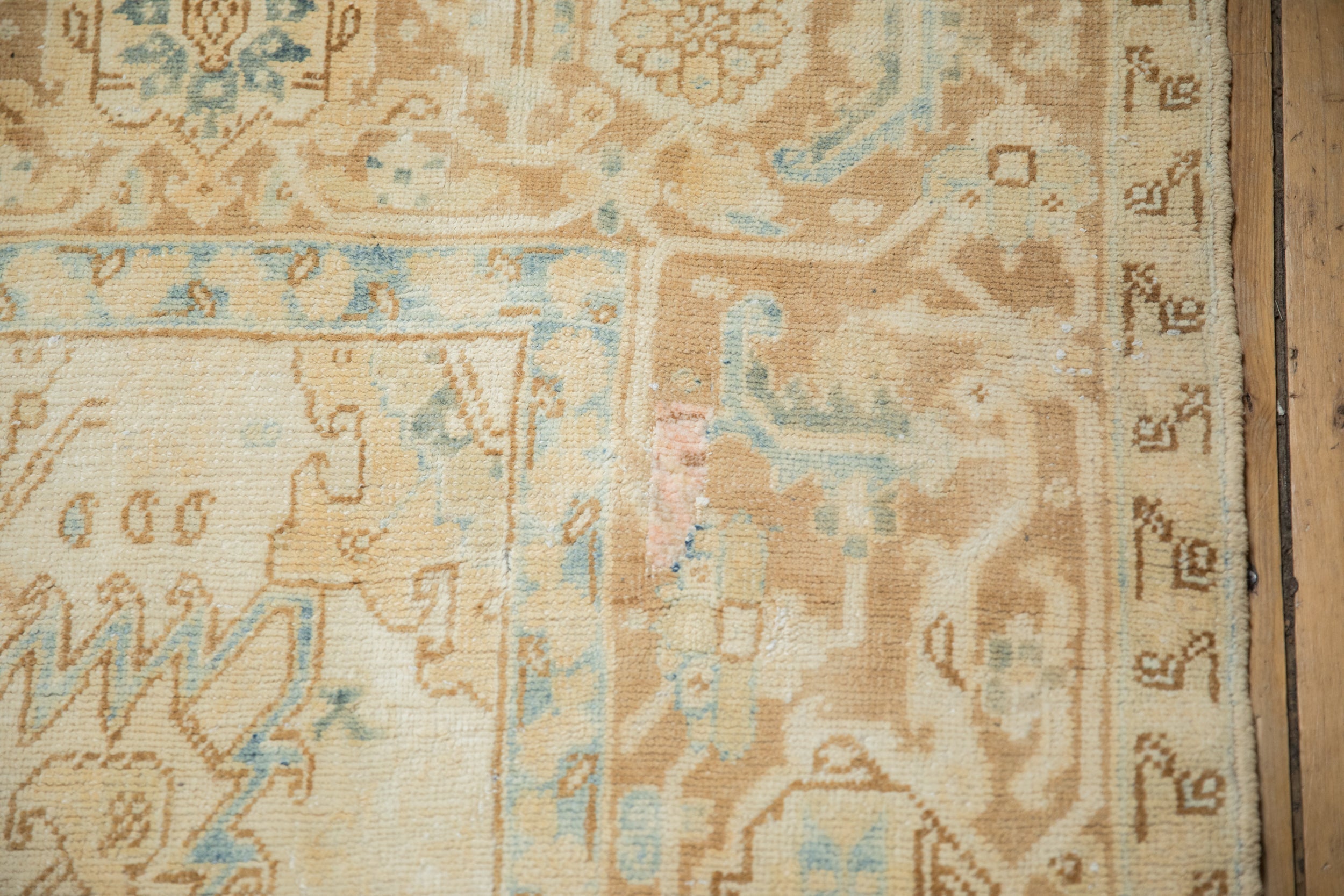 Corner and border detail