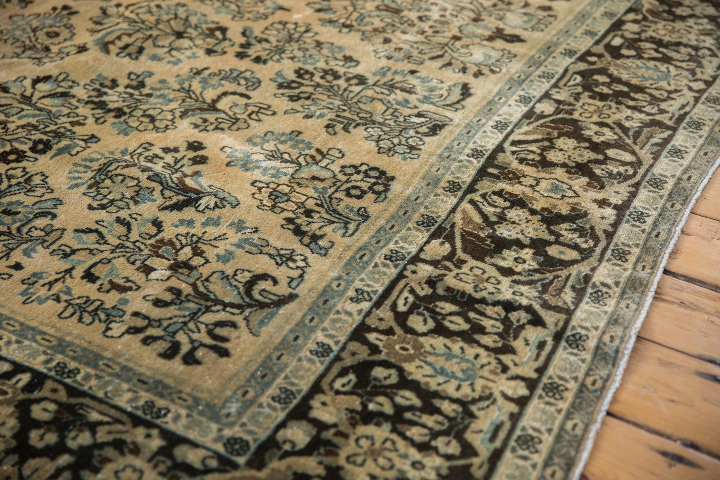 Corner and border detail