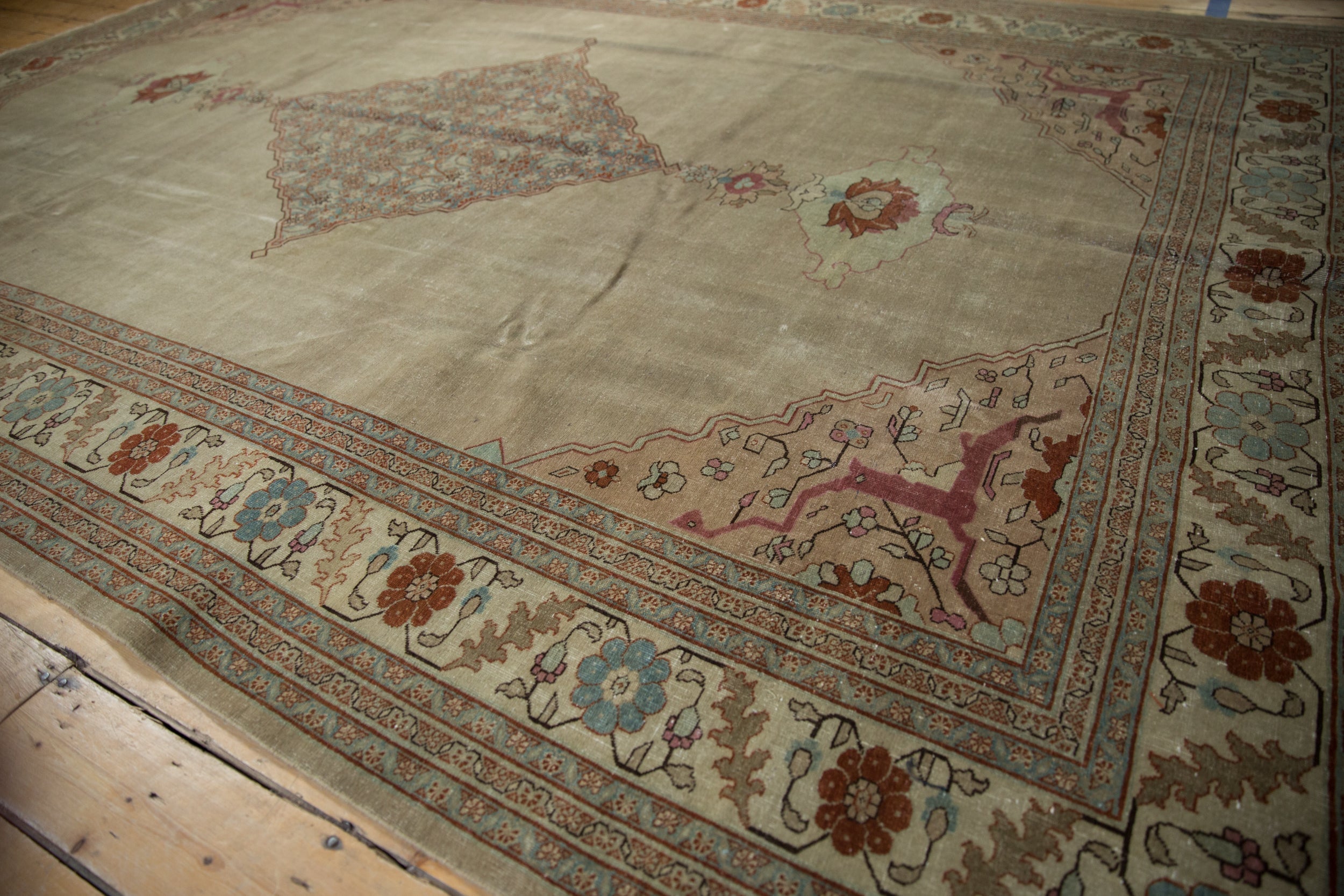 Corner and border detail