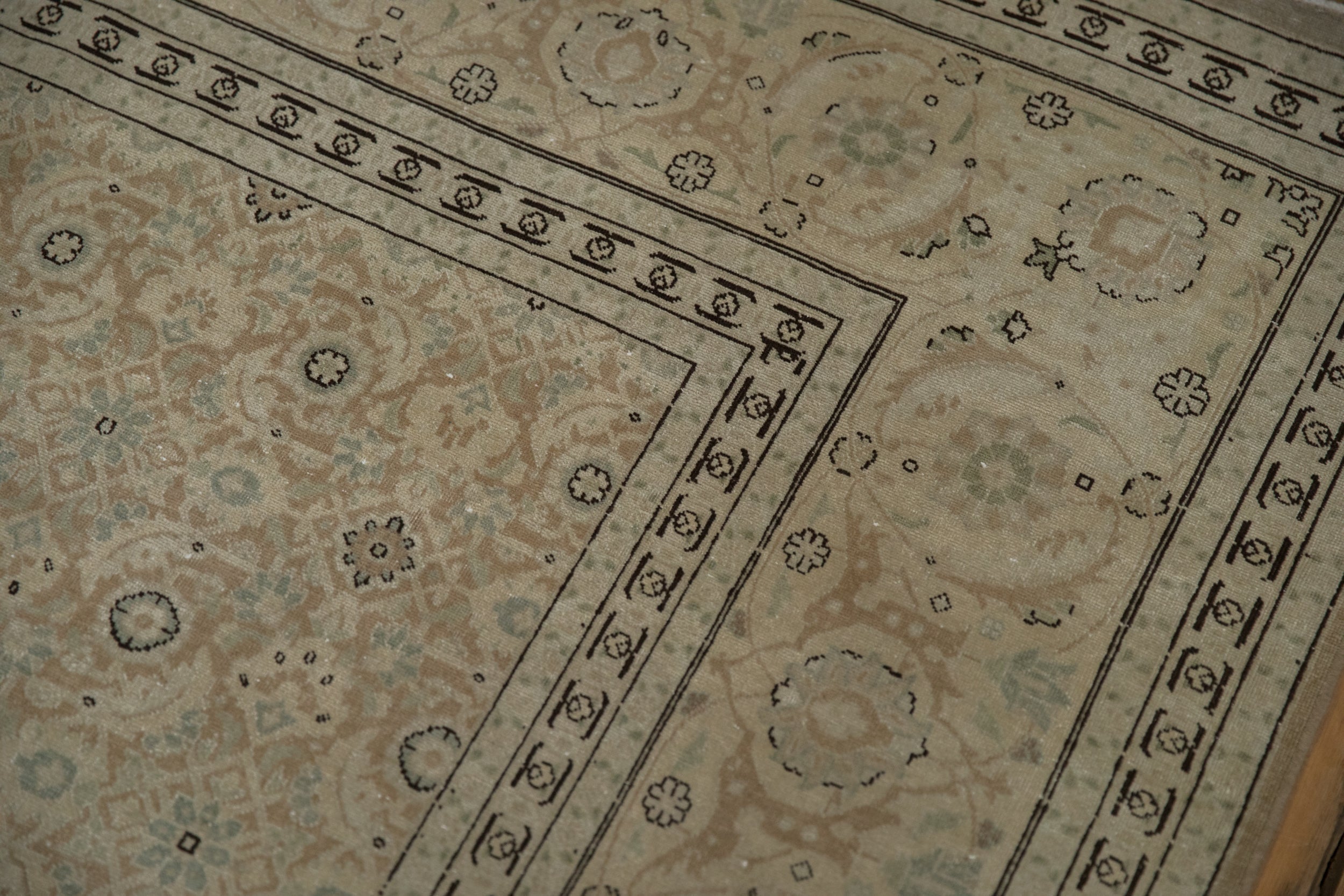Edge and natural wear detail