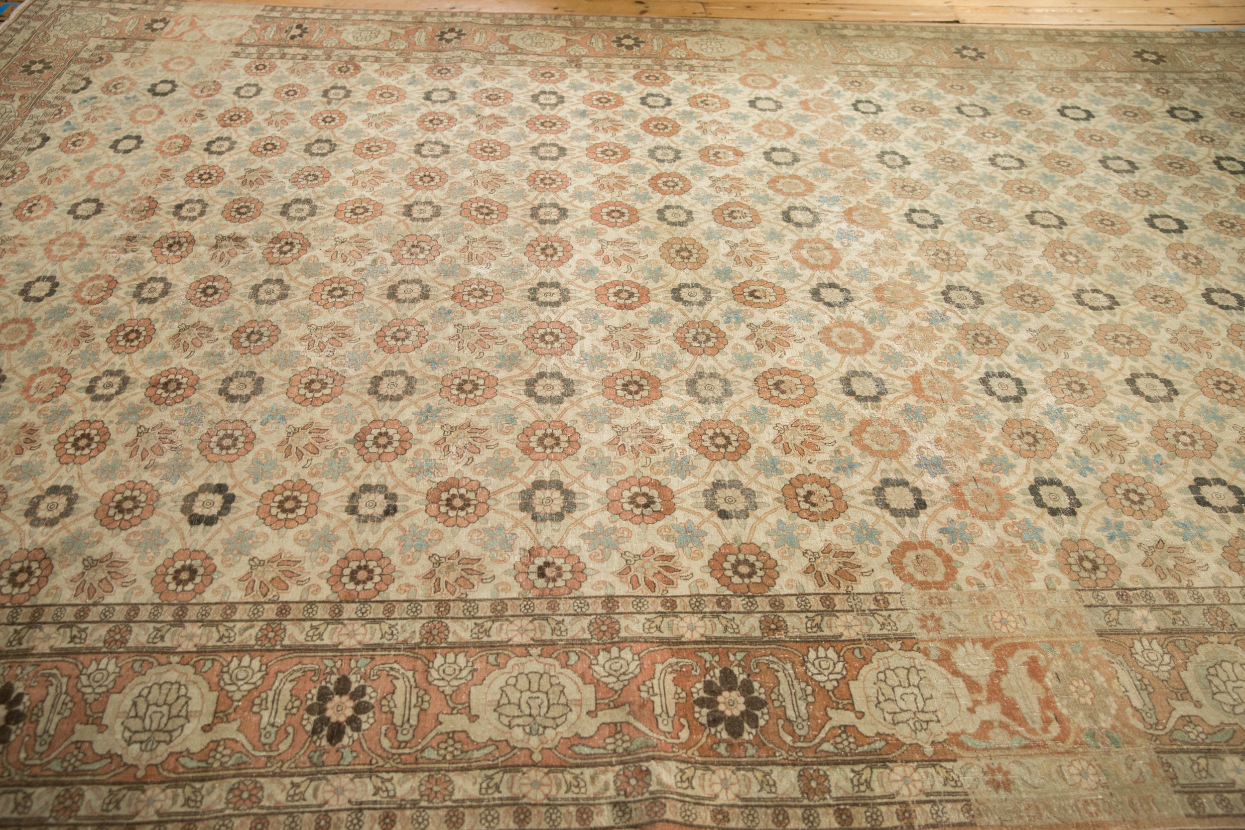 Full overhead view of Qom carpet 8.5x12.5