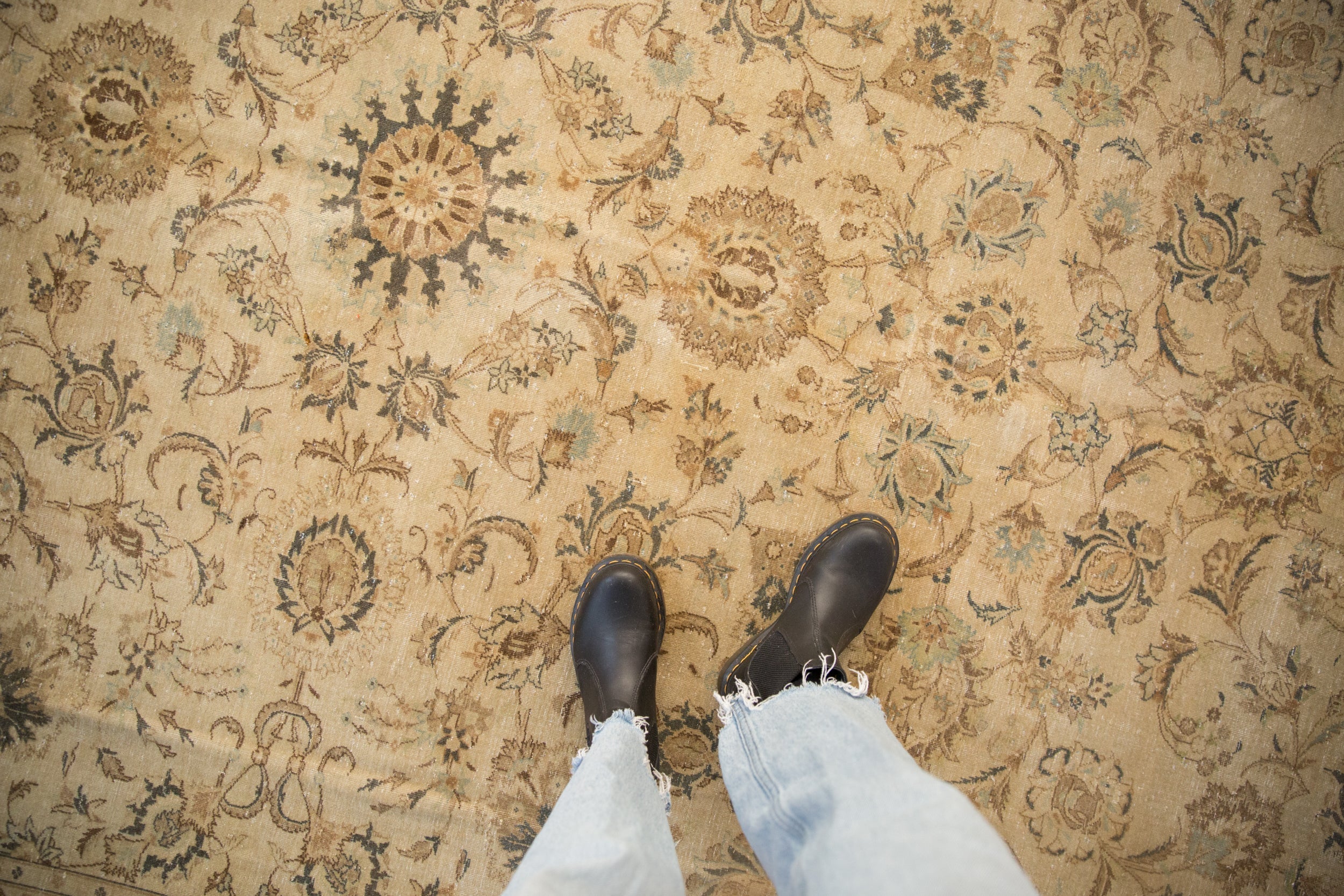 Full overhead view of Kashan carpet 8.5x11.5
