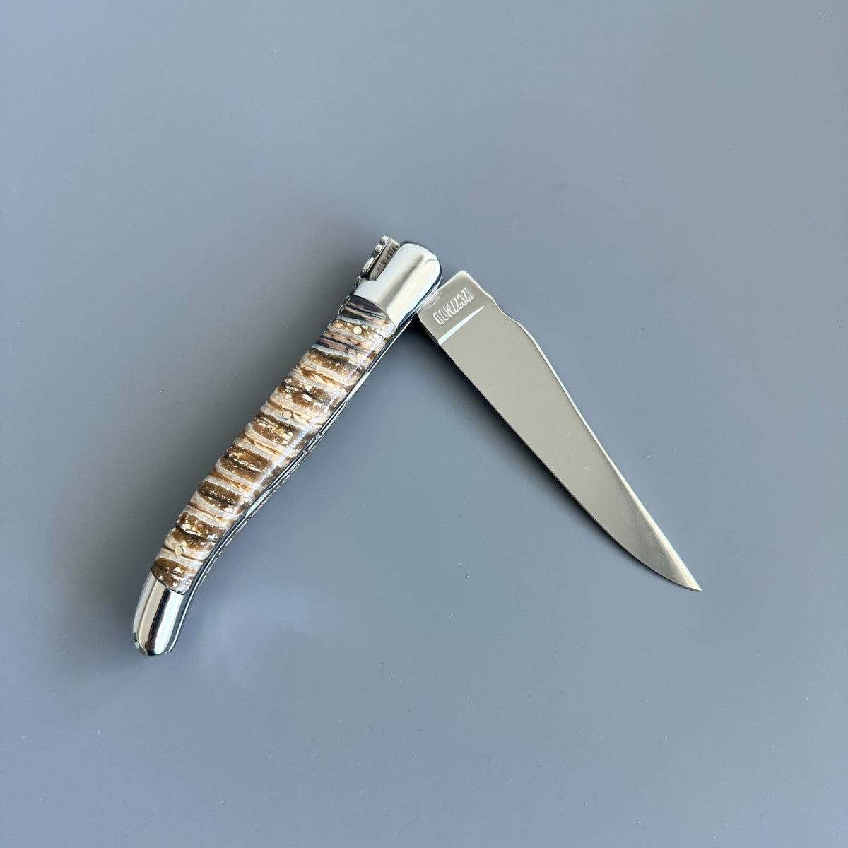 Half open knife from the other side with the blade pointing right