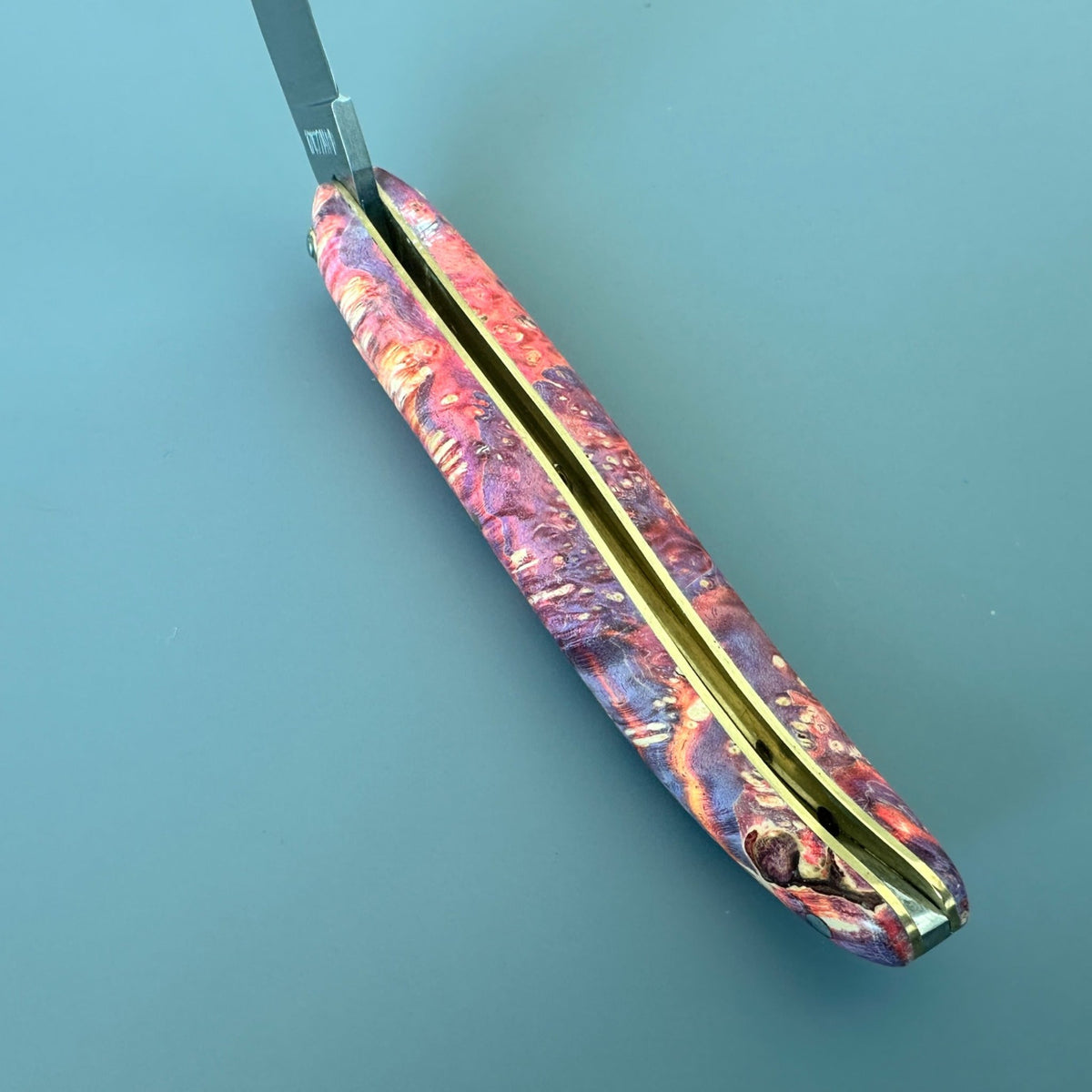 Closed knife showing the brass line along the back