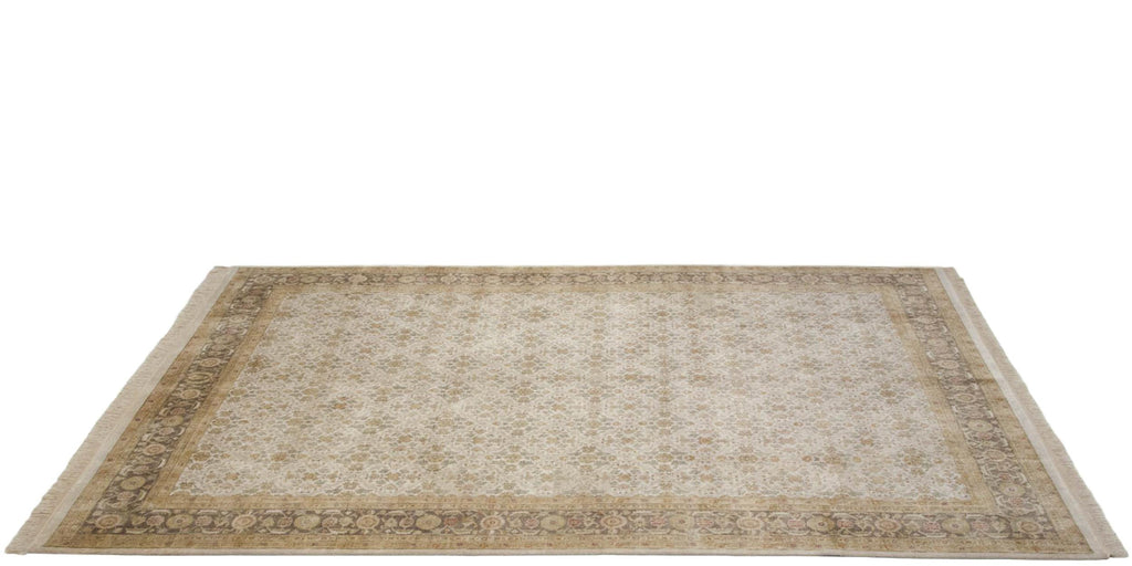 Full overhead view of Agra carpet 10x14