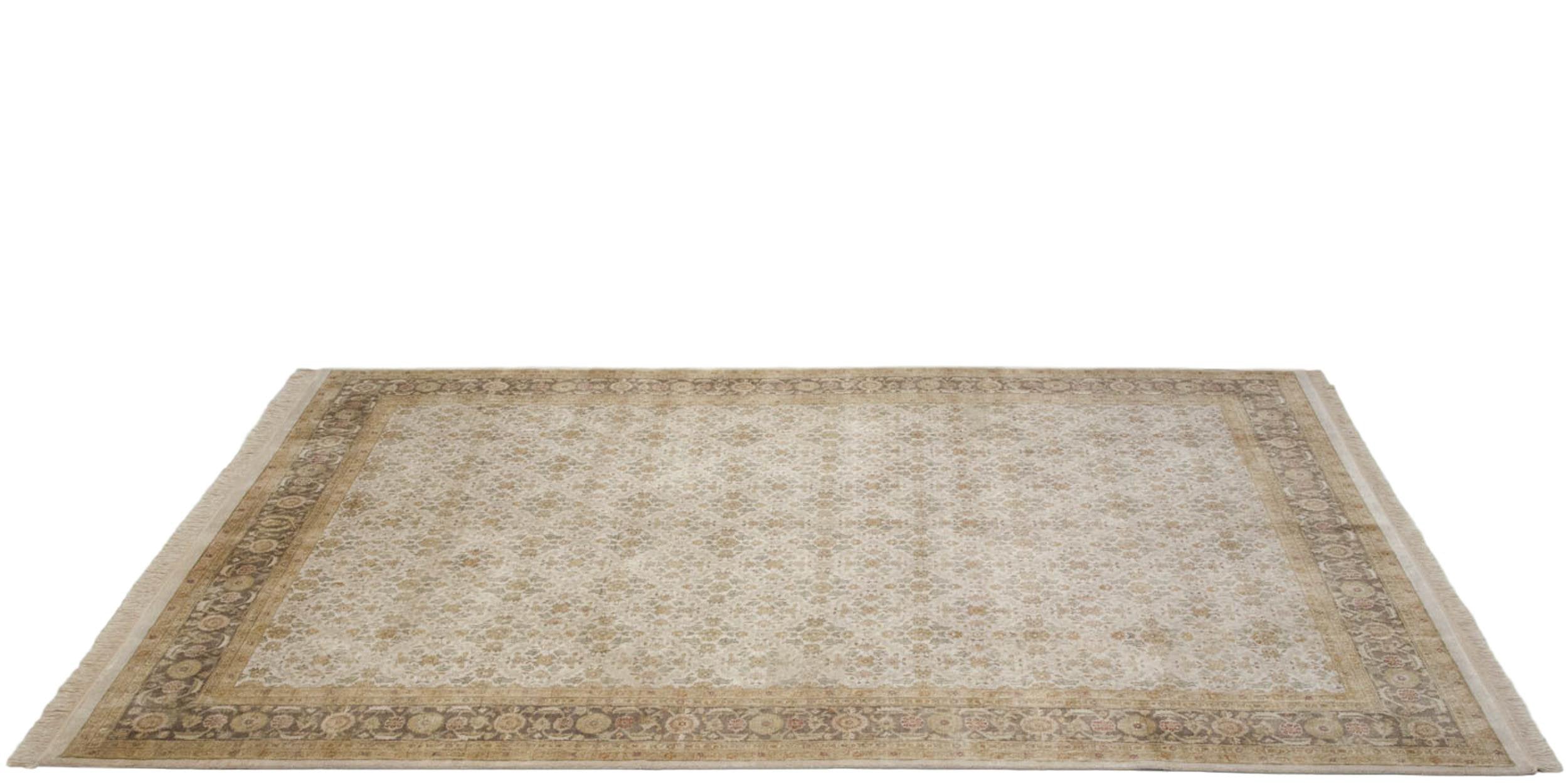 Full overhead view of Agra carpet 10x14