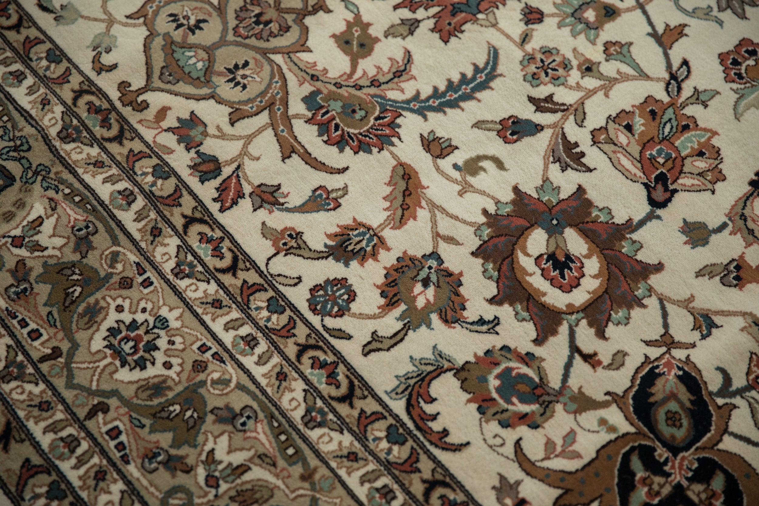Edge and natural wear detail